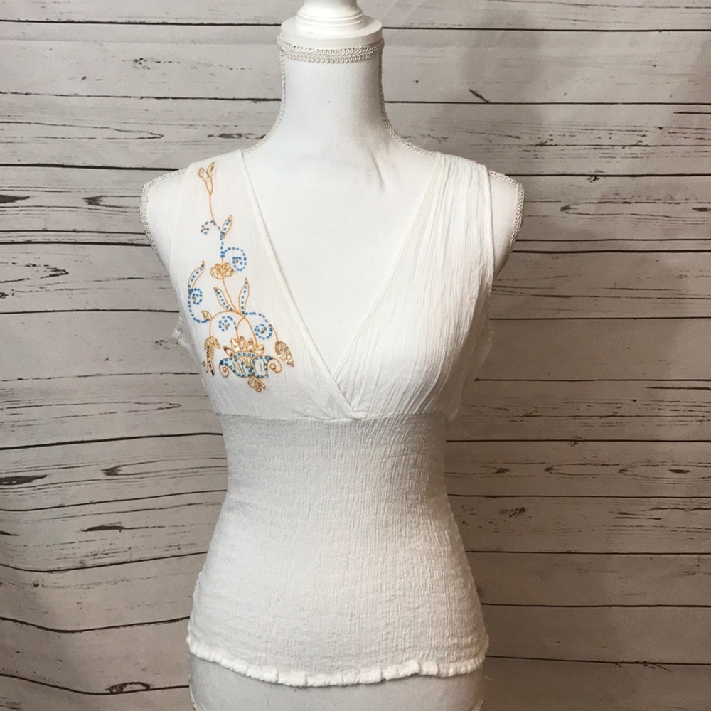 🌹Bebe top white w/ blue gold embellishments